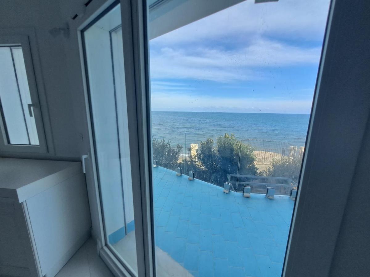 Blue Life, Sea-Luxury Rooms On The Beach Between Palermo And Cefalu' Кастельдачча Экстерьер фото